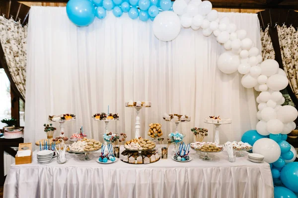 マフィン ケーキ お菓子 キャンディー ビュッフェ付きのテーブル 結婚式の宴会エリアのパーティーグッズのためのデザートテーブル 閉めろ キャンディ おいしい飾り — ストック写真