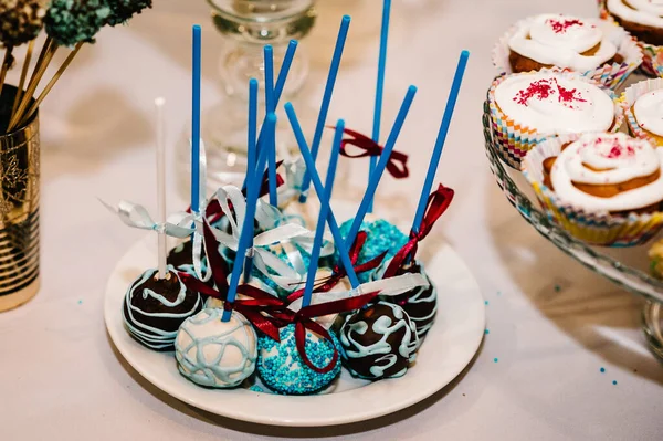 Hermoso Pastel Estalló Mesa Colorida Con Dulces Golosinas Para Recepción — Foto de Stock