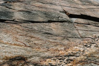 Taş dokusu arka planı. Granit ve bazalt yüzeyi. Büyük bir kaya, taş bir duvar. Kapat. metin için yer.