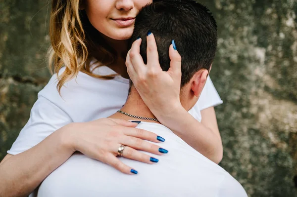 Die Hände Einer Frau Umarmen Männer Auf Einer Großen Steinmauer — Stockfoto