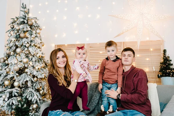 엄마가 크리스마스 소파에 아들과 있습니다 받으세요 크리스마스 크리스마스 장식의 가족의 — 스톡 사진