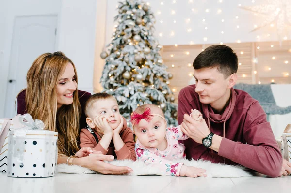 Feliz Natal Mãe Feliz Pai Filhos Com Presente Mágico Perto — Fotografia de Stock