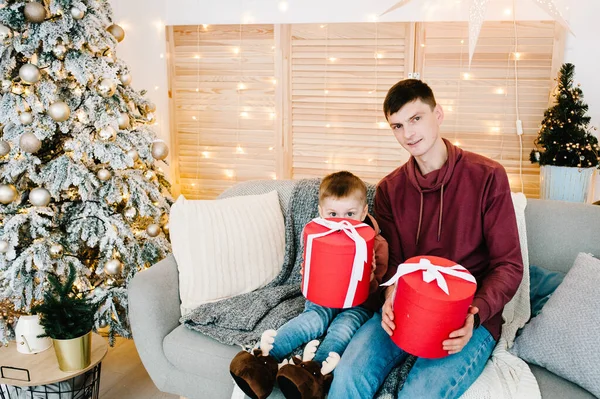 Zoon Hebben Cadeautjes Cadeautjes Bank Bij Kerstboom Gelukkig Nieuwjaar Vrolijk — Stockfoto