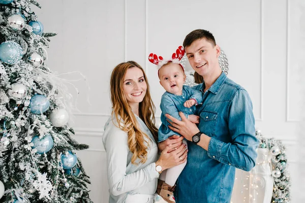 엄마가 크리스마스 근처에서 받으세요 크리스마스 크리스마스 장식의 가족의 휴일에 — 스톡 사진
