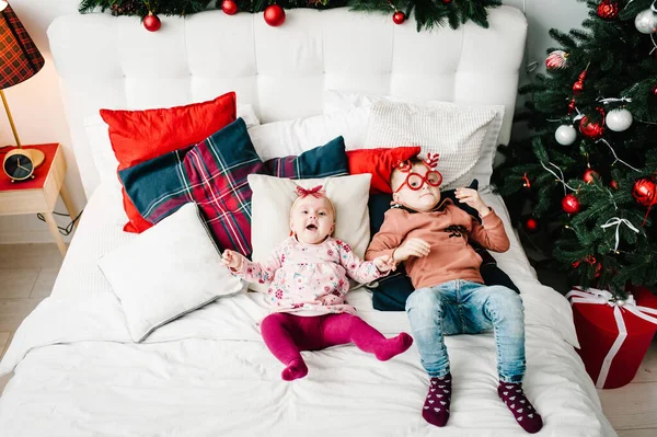 Çocuklar Işte Erkek Kız Kız Kız Yatak Odasında Noel Ağacının — Stok fotoğraf