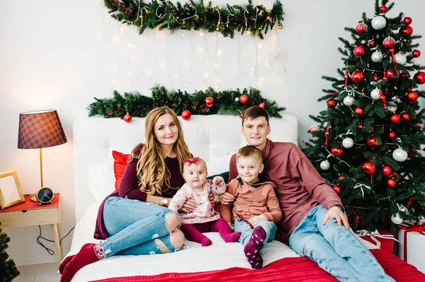 Dad Mom Hug Little Son Daughter Bed Bedroom Christmas Tree — Stock Photo, Image