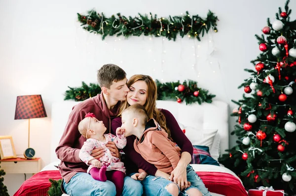 Baba Anne Küçük Oğlunu Kızını Noel Ağacının Yanında Tutuyor Mutlu — Stok fotoğraf