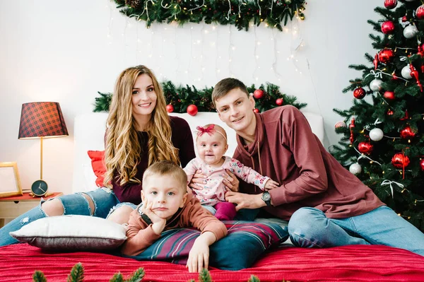 Pai Mãe Abraçam Filho Filha Perto Árvore Natal Feliz Ano — Fotografia de Stock