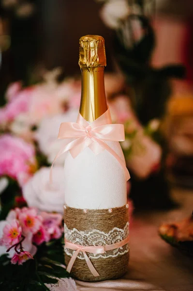 Butelka Szampana Dla Panny Młodej Pana Młodego Świątecznym Stole Nowożeńców — Zdjęcie stockowe