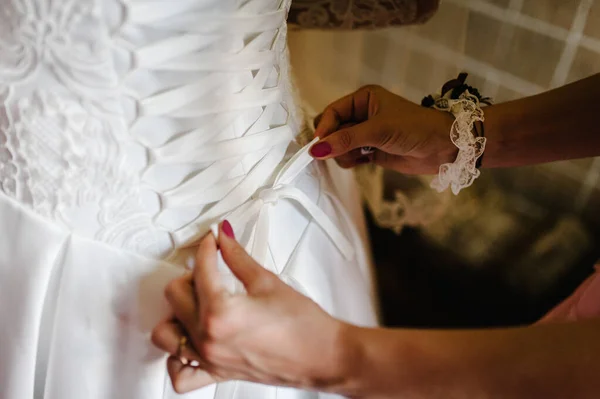 Koszorúslány Segít Menyasszony Rögzítse Fűző Kap Ruha Készül Menyasszony Reggel — Stock Fotó