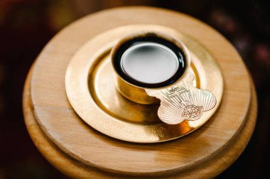 Şarap, kilisedeki düğün töreninden önce kadehte Tanrı 'nın kanı vardı. İlahi Edebiyat.