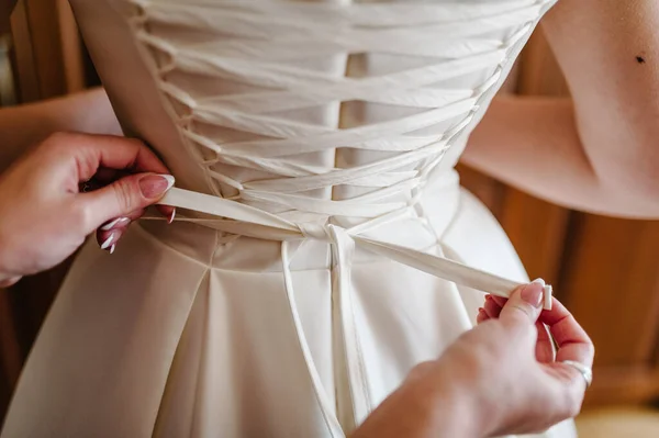 Damigella Onore Aiutare Sposa Fissare Corsetto Ottenere Suo Vestito Preparando — Foto Stock