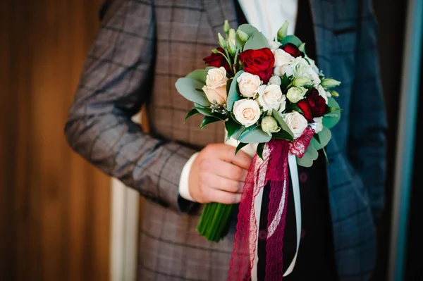 Şık Damat Gelin Buketi Tutuyor Düğün Buketi Erkeğin Ellerinde — Stok fotoğraf