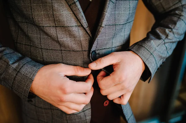 Uomo Chiude Giacca Con Bottoni Sposo Vestito Camicia Piedi Sfondo — Foto Stock