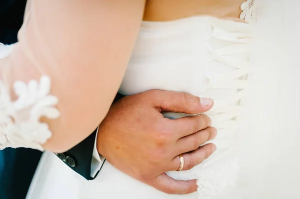 Sposo Abbraccia Sposa Con Mani Dietro Vita Piedi Sulla Cerimonia — Foto Stock