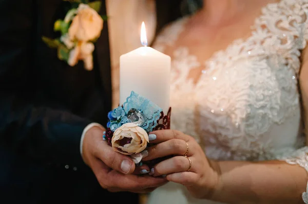 Glückliche Braut Und Bräutigam Lassen Hochzeitstag Nach Der Trauung Eine — Stockfoto