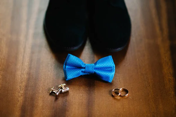 Parte Uomini Eleganti Scarpe Nere Matrimonio Due Anelli Gemelli Papillon — Foto Stock