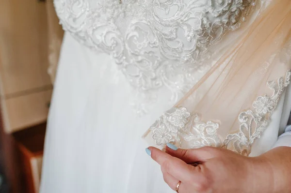 Nevěsta Drží Rukou Svatební Šaty Styl Vintage Elegantní Šaty Krajkou — Stock fotografie