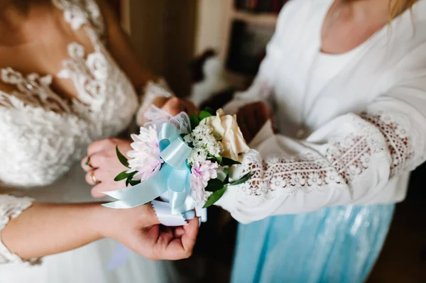 Hand Dekoration Boutonniere Von Blumen Und Bändern Braut Setzt Brautjungfer — Stockfoto