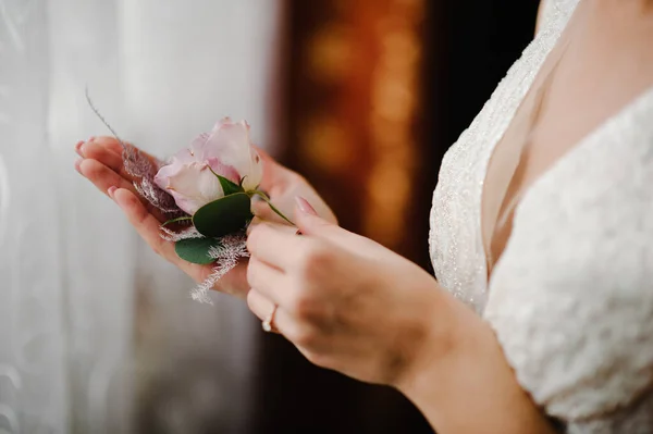 新娘手牵着新郎的纽扣孔花和绿绿绿的 新娘的准备工作 婚礼早上的概念 — 图库照片