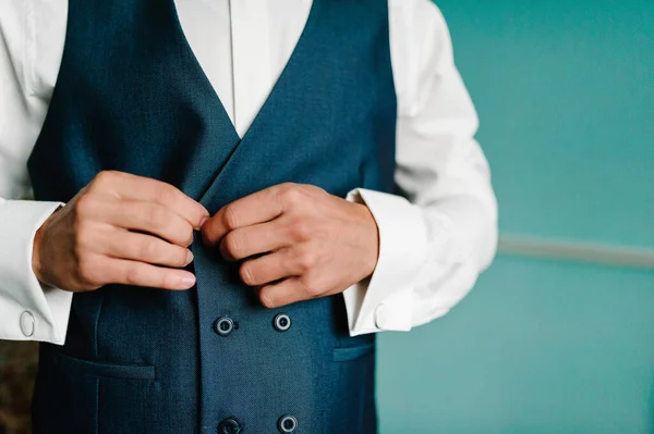 Homem Está Abotoar Colete Close Perfeito Para Último Detalhe Homem — Fotografia de Stock