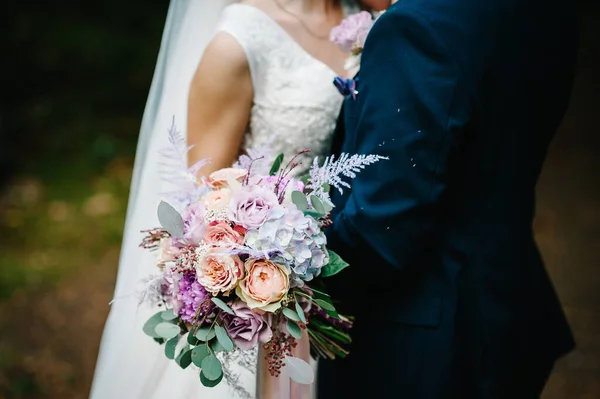 Bruid Bruidegom Met Een Bruiloft Boeket Vasthouden Aan Handen Staan — Stockfoto