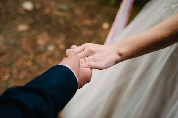 Belo Casal Apaixonado Segura Mãos Anel Casamento Elegante Proposta Noivado — Fotografia de Stock