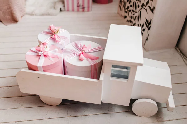 Zabawka Biały Drewniany Samochód Prezentami Eleganckie Różowe Pudełka Tyłu Ciężarówki — Zdjęcie stockowe