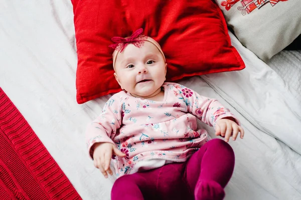 Egy Kislány Fekszik Ágyon Párnákkal Hálószobában Boldog Évet Boldog Karácsonyt — Stock Fotó