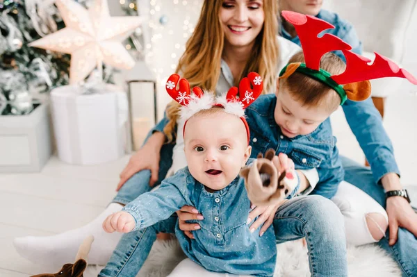 Pai Mãe Abraçam Filho Filha Perto Árvore Natal Feliz Ano — Fotografia de Stock