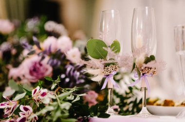 İki düğün kadehi kurdeleli çiçeklerdir. Kapat..