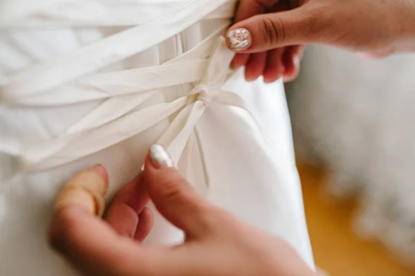 Nedime Gelinin Korsesini Takmasına Gelinliğini Almasına Yardım Ediyor Gelini Düğün — Stok fotoğraf