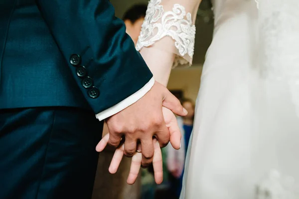Das Brautpaar Hält Sich Händen Und Steht Auf Der Hochzeitszeremonie — Stockfoto