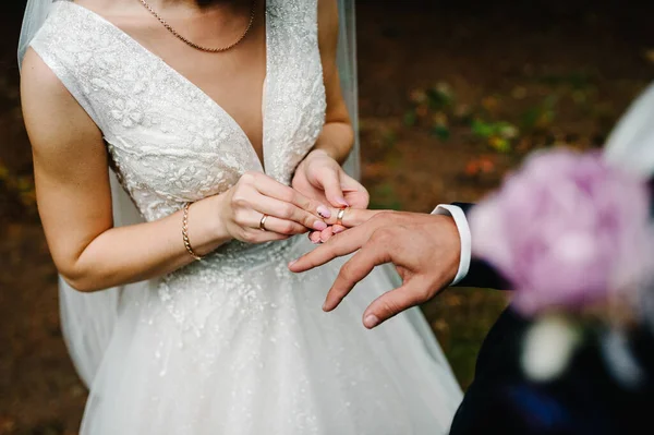 Handen Van Bruid Dragen Een Trouwring Vinger Van Bruidegom Huwelijksceremonie — Stockfoto