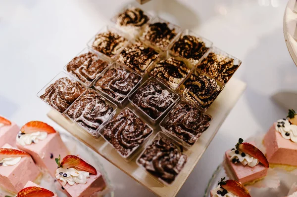 Délicieux Chocolat Sucré Des Gâteaux Vanille Rose Pastel Macarons Beige — Photo