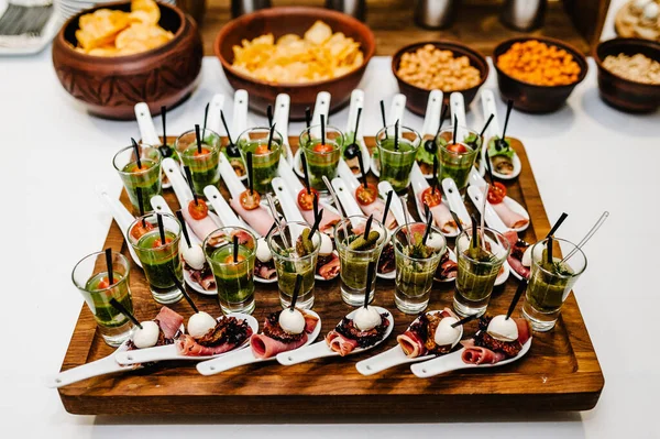 Assiette Sur Table Avec Une Variété Gastronomique Mini Apéritifs Avec — Photo