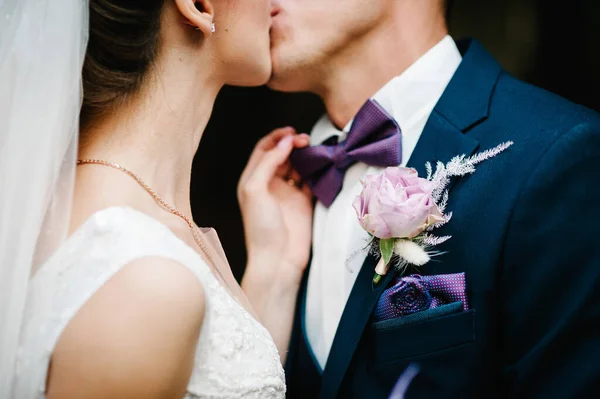 Bruid Een Witte Jurk Bruidegom Pak Jas Met Bruiloft Boutonniere — Stockfoto