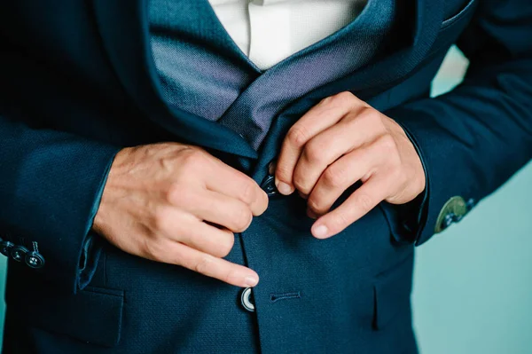 Homem Prende Casaco Dos Botões Noivo Terno Camisa Está Fundo — Fotografia de Stock