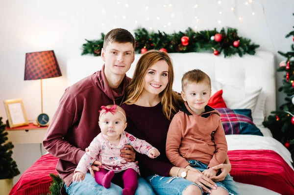 Pai Mãe Mantém Pequeno Filho Filha Perto Árvore Natal Feliz — Fotografia de Stock