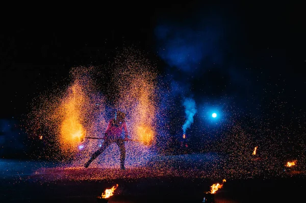 Огненное Шоу Танцы Пламенем Мастер Мужского Пола Жонглирующий Фейерверками Представление — стоковое фото