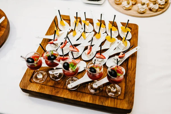 Assiette Sur Table Avec Une Variété Gastronomique Mini Apéritifs Avec — Photo