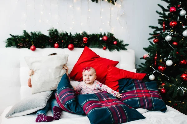 Çocuklar Yatak Odasında Noel Ağacının Yanında Mutlu Yıllar Mutlu Noeller — Stok fotoğraf