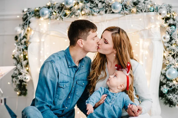 Pai Mãe Abraça Filha Perto Árvore Natal Feliz Ano Novo — Fotografia de Stock