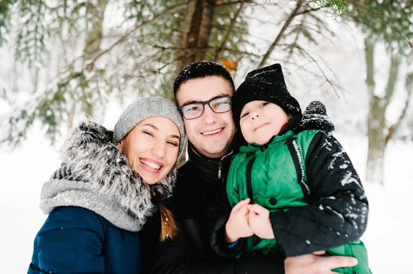 Portrait Famille Heureuse Marchant Dans Parc Hiver Enneigé Père Mère — Photo