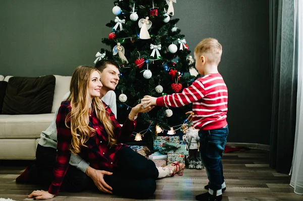 Noel Ailesi Hediye Kutusunu Açar Gece Xmas Mutlu Noeller Mutlu — Stok fotoğraf