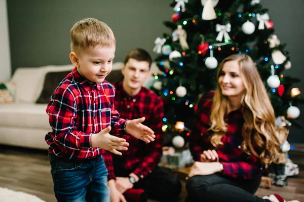 Baba Anne Küçük Oğlunu Noel Ağacının Yanında Oturtuyor Mutlu Yıllar — Stok fotoğraf