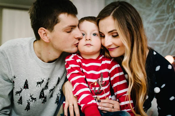 Weihnachtsfamilie Glückliche Mama Papa Küsst Kleinen Sohn Nikolauspullovern Liebevolle Umarmungen — Stockfoto