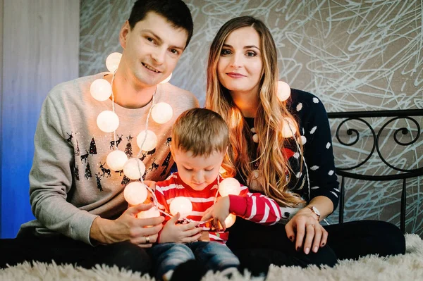 Glückliche Familie Mama Papa Und Kleiner Sohn Nikolauspullovern Spielen Girlanden — Stockfoto