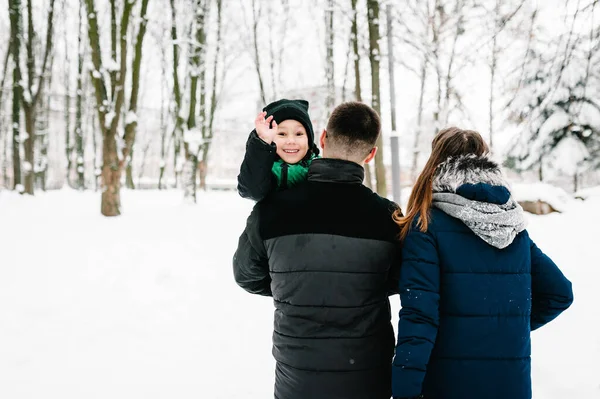 Retrato Feliz Familia Corriendo Caminando Nuevo Nieve Aire Libre Feliz —  Fotos de Stock