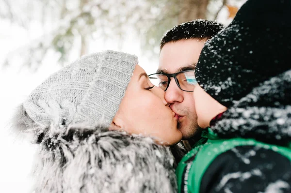 Retrato Feliz Familiar Que Camina Que Juega Parque Invernal Nieve —  Fotos de Stock